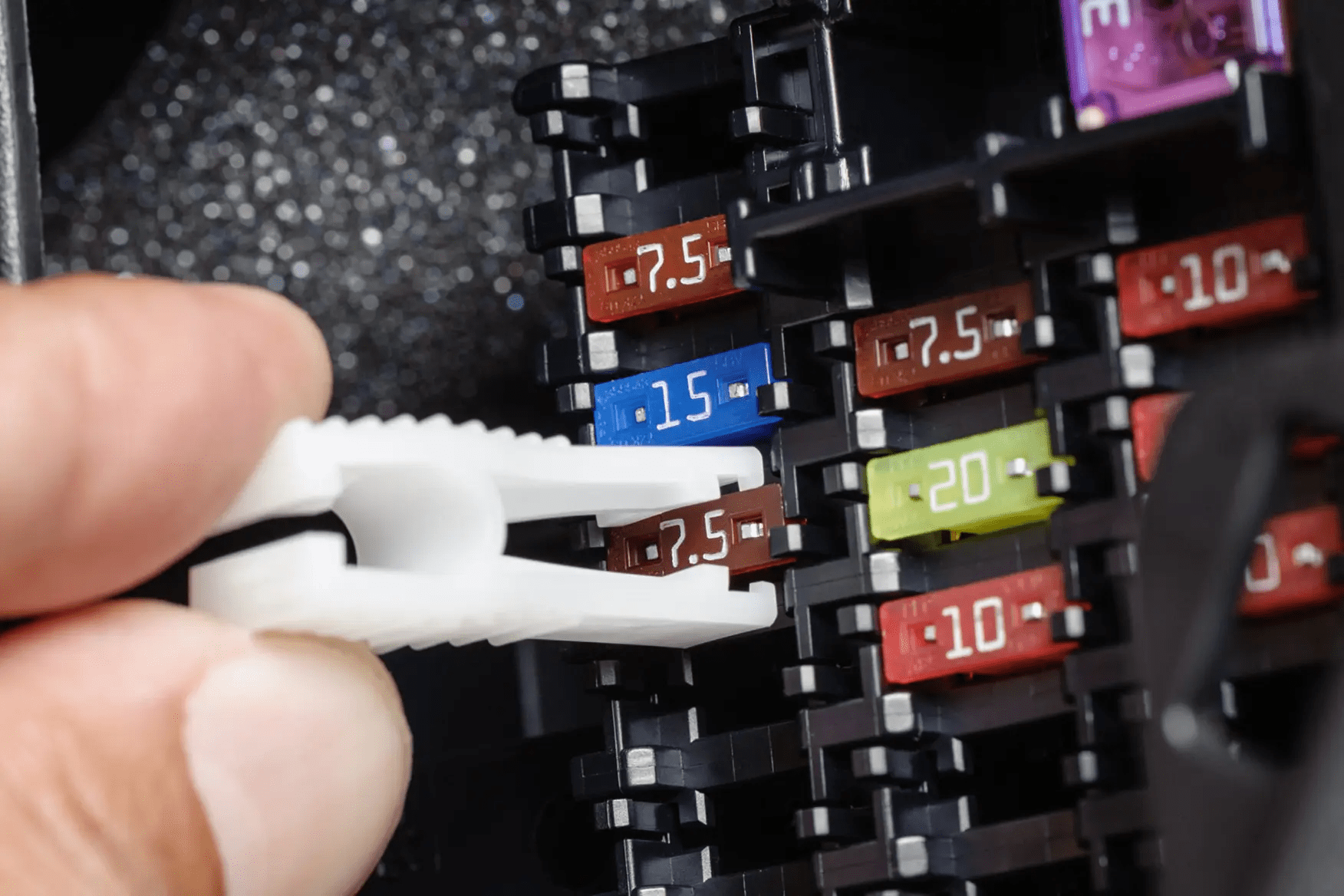 how to replace a blown car fuse